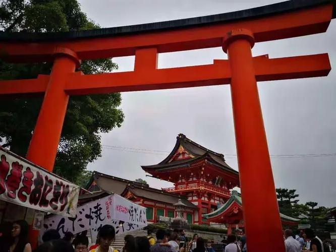 以及桥对岸高高低低充满古意的店铺以及招徕游客的店招,刹
