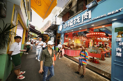 厦门鼓浪屿美食街,店员工分街站立,热情揽客。逛客与店小二各种表情形成明显对比,相当有趣&hellip;&hellip;
